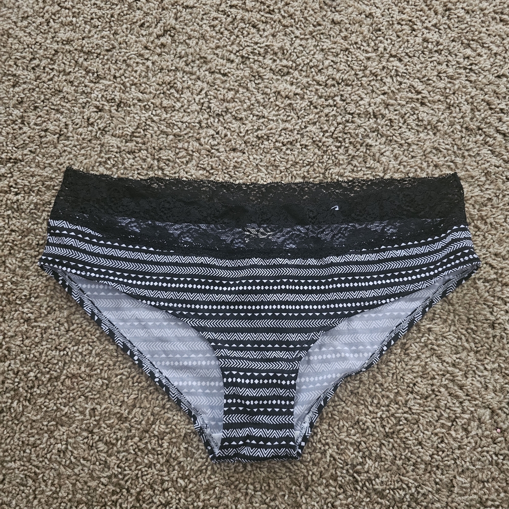 🚨 Black and White Lace Trimmed Panties